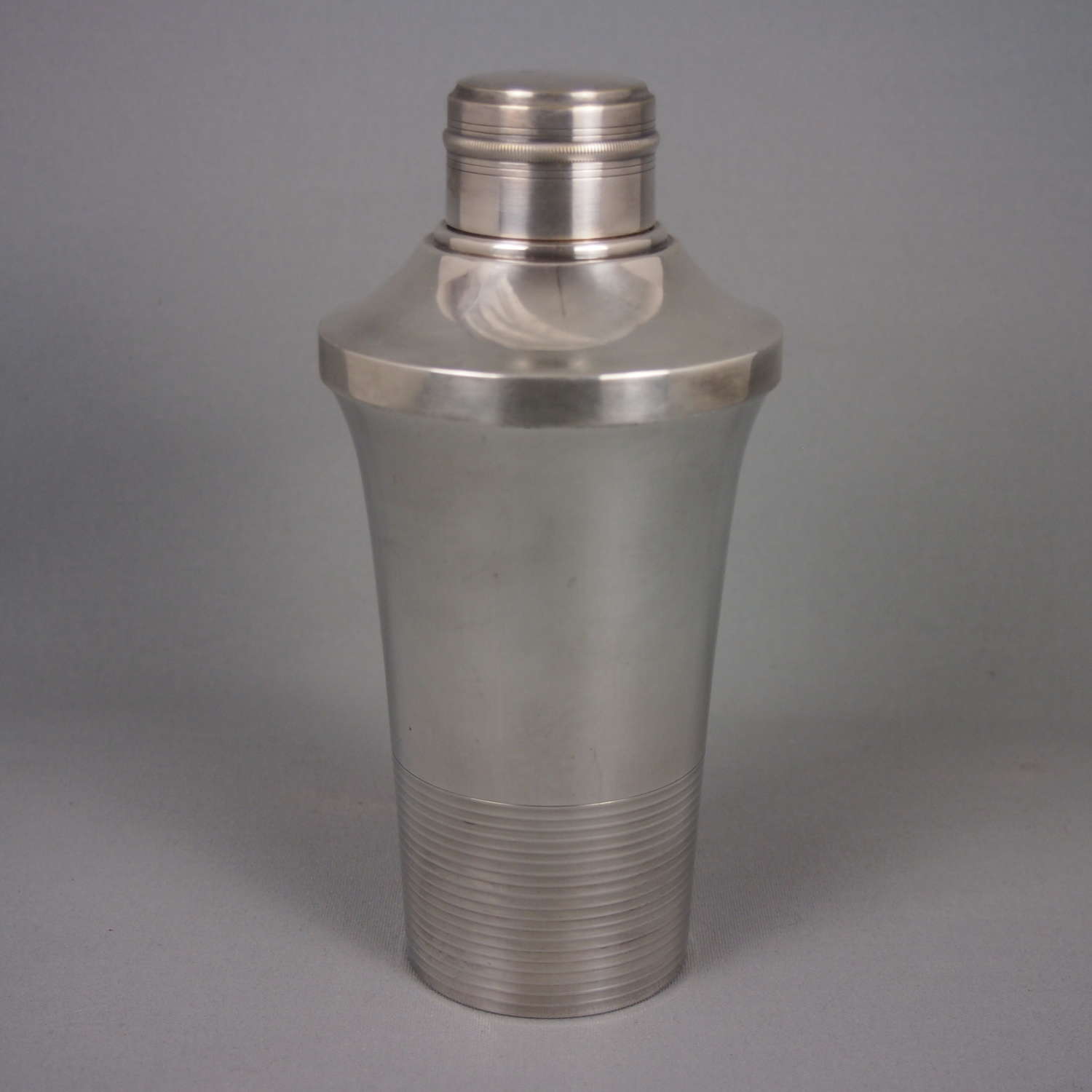 Vintage ribbed deco silver plated cocktail shaker. W8494