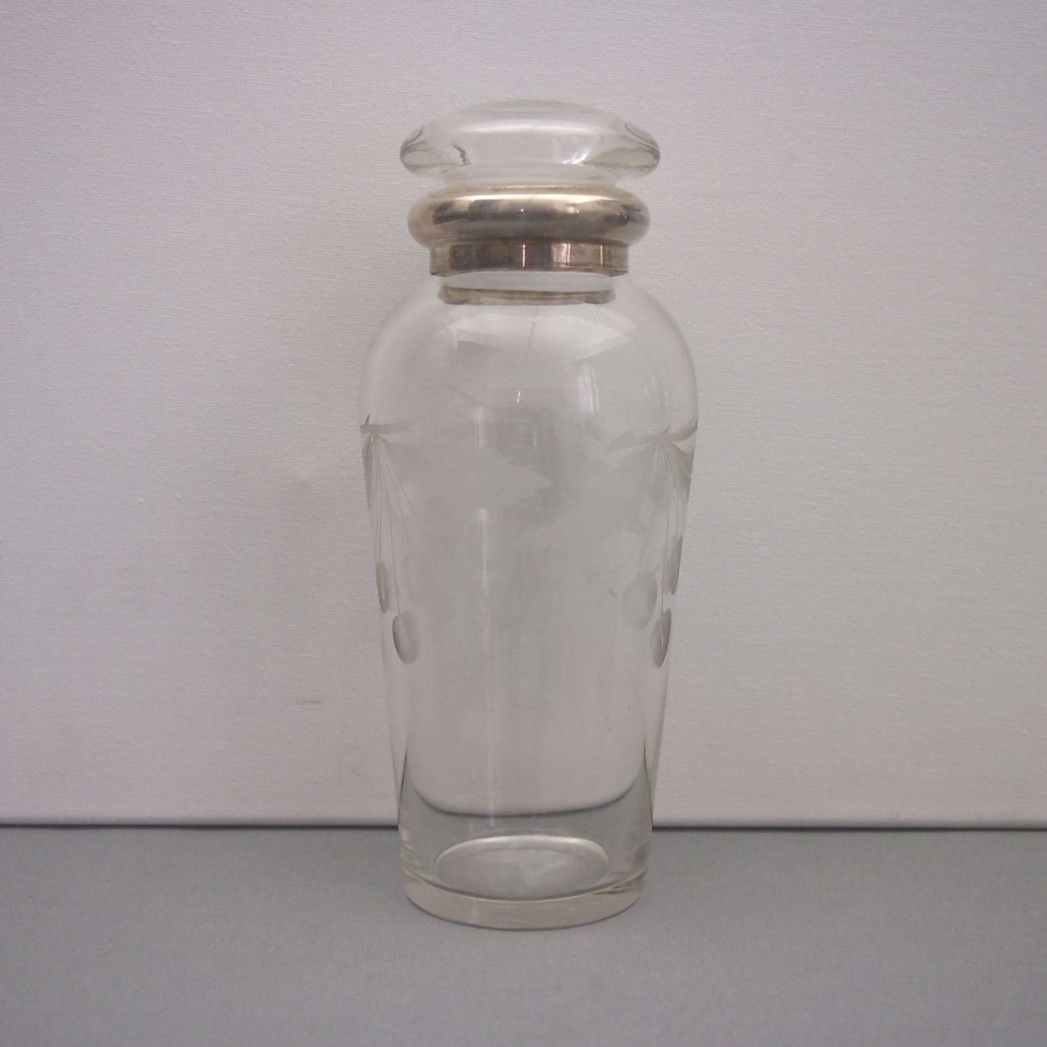 Cocktail Shaker with Silver Coller & engraved Glass W8561